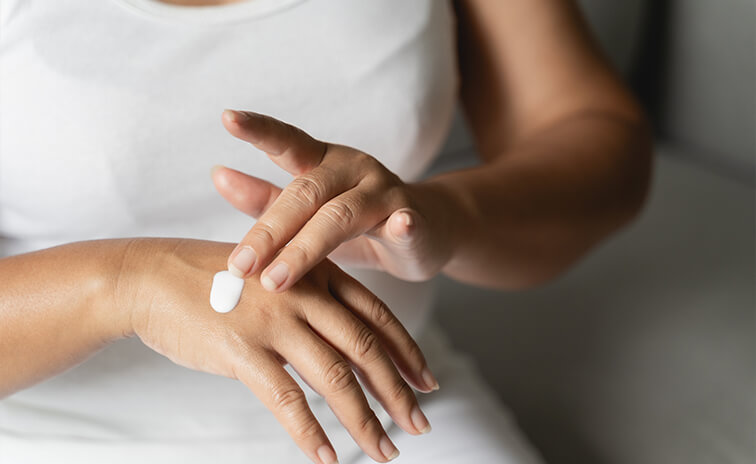 Hogyan ápoljuk a kezeken megjelenő sötét foltokat?