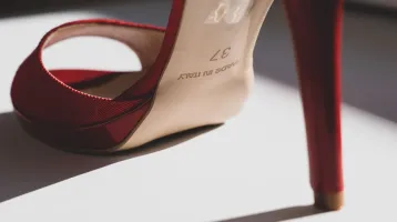 Ez az oka, hogy először nem a nők, hanem a férfiak körében terjedt el a magas sarkú cipő Ez az oka, hogy először nem a nők, hanem a férfiak körében terjedt el a magas sarkú cipő