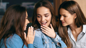 A pletyka pszichológiai háttere: valójában ezért imádod kibeszélni a kollégáidat A pletyka pszichológiai háttere: valójában ezért imádod kibeszélni a kollégáidat