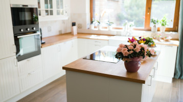 Felejtsd el a parkettát és a csempét: ez hódítja meg 2026-ban a konyhákat