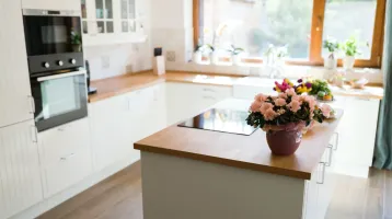 Felejtsd el a parkettát és a csempét: ez hódítja meg 2026-ban a konyhákat