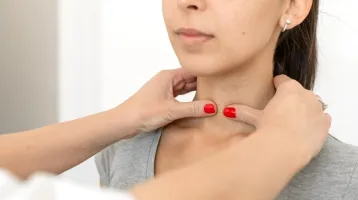 Ez a 3 apró tünet pajzsmirigyproblémára utalhat: jelentéktelennek tűnhetnek, pedig nem azok