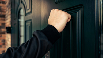 Ha emiatt csengetnek be hozzád, semmi esetre se engedd be őket – veszélyes módszer terjed