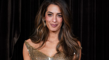 Amal Clooney volt az Albies-gála legszebbje: arany ruhájában fenséges királynőként ragyogott a vörös szőnyegen