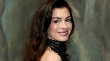 Anne Hathaway felvette a szezon legdivatosabb kabátját: ezért a trendért rajong most minden stílusos nő