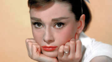 Ettől a titkos trükktől voltak gyönyörűen dúsak Audrey Hepburn pillái: egyetlen apró eszköz kell csak az őzikeszemekhez 