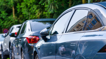 Még a saját házad előtt is megbüntethetnek, ha így parkolsz