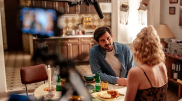 Apa és fia együtt a filmvásznon: Szabó Kimmel Tamás kisfia mindenkit levett a lábáról a Beléd estem forgatásán