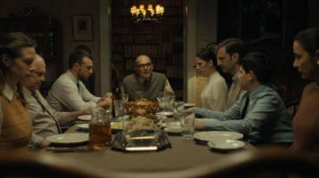 Groteszk magyar film az összezártságról - Itt érzem magam otthon kritika Groteszk magyar film az összezártságról - Itt érzem magam otthon kritika