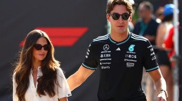 6 év után ezzel a csodálatos gyűrűvel jegyezte el gyönyörű spanyol szerelmét az F1 sztárja: Russell nem spórolt a romantikával