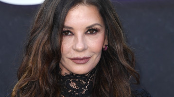 Catherine Zeta-Jones fekete csipkeruhája maga az álom: minden nő gardróbjában ott a helye egy ilyen darabnak Catherine Zeta-Jones fekete csipkeruhája maga az álom: minden nő gardróbjában ott a helye egy ilyen darabnak