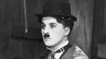 Ő Charlie Chaplin ritkán látott lányunokája: Kiera nemcsak álomszép, de elképesztően sikeres is – Fotók 