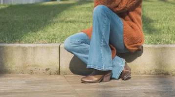 Újra hódít a rövid szárú trapéznadrág – így viseld 2026-ban, hogy modernek hasson