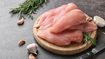 Eddig állhat a fagyasztóban a csirkehús – Sokan rosszul tudják azt is, meg kell-e mosni előtte