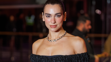 Ezt a mintát fogják viselni a nők idén tavasszal: Dua Lipa megmutatta, hogyan lesz a legstílusosabb