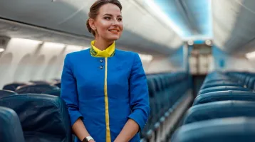 Nem találod ki: ezért ülnek a légiutas-kísérők a kezükön repülés közben