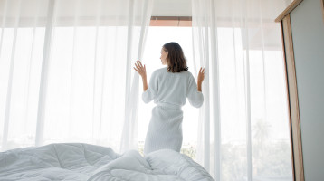 Szállodák féltve őrzött titka: nem a hipótól, hanem ettől lesz vakítóan fehér a beszürkült függöny