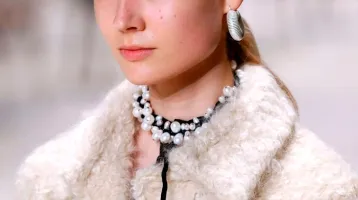 5 téli ékszertrend, amitől még a legegyszerűbb outfit is luxusnak hat