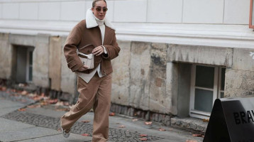 Újra divatba jött gyerekkorunk legjobban gyűlölt ruhadarabja: sportcipővel is tökéletesen mutat