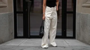 Ez a nadrág váltja a farmert 2026 tavaszán – már itthon is tele vannak vele az üzletek