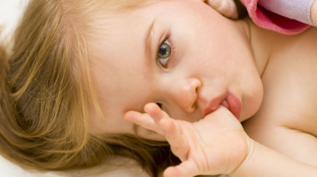 Ezt jelenti, ha a gyereked rágja a körmét vagy szopja az ujját: feszültségoldó szokások, amik mögött több áll, mint hinnéd