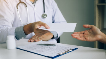 Pár hónap múlva már nem csak az orvos írhat fel receptet Magyarországon: óriási változás közeleg, rengeteg beteget érinteni fog 