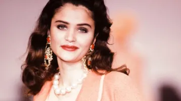 Ő volt Gianni Versace kedvenc modellje a 90-es években: így néz ki ma, 56 esztendősen az egykori dán szépség 