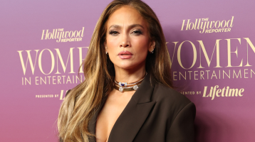 Jennifer Lopez rövid ruhája nem sokat hagy a képzeletre: a díva mindenkit megbabonázott csábos lábaival