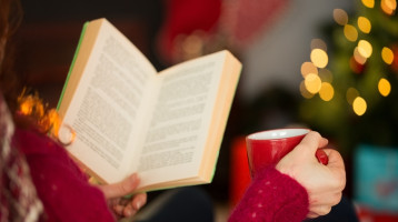 Karácsonyi könyvajánló: 5 lebilincselő kötet, amit érdemes elolvasni az ünnepek alatt