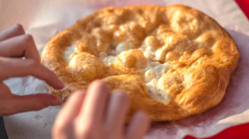 Ettől az egy hozzávalótól finomabb lesz a lángos, mint a balatoni büfékben: filléres alapanyagban rejlik a titok nyitja