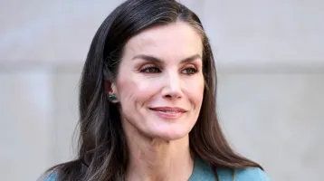 Ez az álomszép blúz lesz idén tavasszal a divat: Letícia királyné is imádja