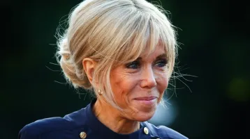 Áll a bál: Emmanuel Macron felesége becsmérlő szavakkal alázta meg a feminista aktivistákat