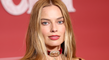 Margot Robbie átlátszó ruhában perzselte fel a vörös szőnyeget: alig takarta valami tökéletes alakját