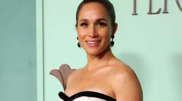 Meghan Markle osztrigafehér ruhában idézte meg a hollywoodi glamourt: királynőként ragyogott a "vörös" szőnyegen
