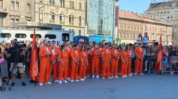 Elrajtolt a Most Wanted: Tömegek vártak a Keletinél a menekülő sztárokra - fotók Elrajtolt a Most Wanted: Tömegek vártak a Keletinél a menekülő sztárokra - fotók