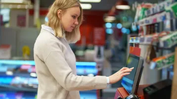 Ezért járhatna kedvezmény az önkiszolgáló kasszáknál: a vásárlók pénztárcája imádná