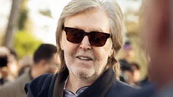 Paul McCartney és 17 évvel fiatalabb felesége ellopták a show-t: így ragyogtak a zenészlegenda lányának divatbemutatóján 