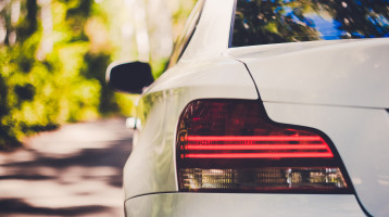 A régi autók tulajai pánikolnak: a kötelező új lámpát nekik is meg kell majd vásárolniuk?