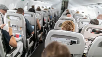 Vajon eljut a taps a pilótafülkébe? Egy magyar légiutaskísérő kiderítette Vajon eljut a taps a pilótafülkébe? Egy magyar légiutaskísérő kiderítette