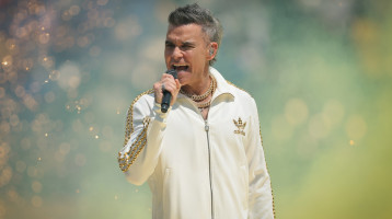 Robbie Williams ritkán látott lánya lenyűgőzöen szép – 13 évesen már berobbant a filmvilágba 