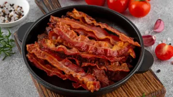 Sokkal ropogósabb lesz a bacon, ha elhagyod a hagyományos módszert: olaj helyett ezt az alapanyagot add hozzá 