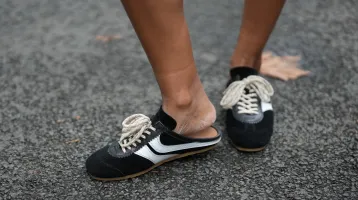 Új kedvenc cipőnk lehet őszre: a "sneaker mule" egyszerre menő és elképesztően kényelmes
