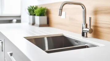 Tilos forró vizet önteni a mosogatóba? A vízvezeték-szerelők elárulták, gond lehet-e belőle