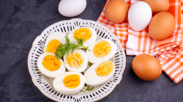 A tojásfőzés titkos szabálya: ha így csinálod, a héj egyben lejön, a szakácsok is ezt alkalmazzák