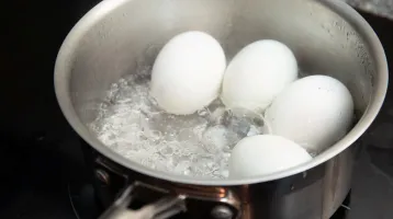 Magától leválik a tojás héja, ha ezt adod a forrásban lévő vízhez