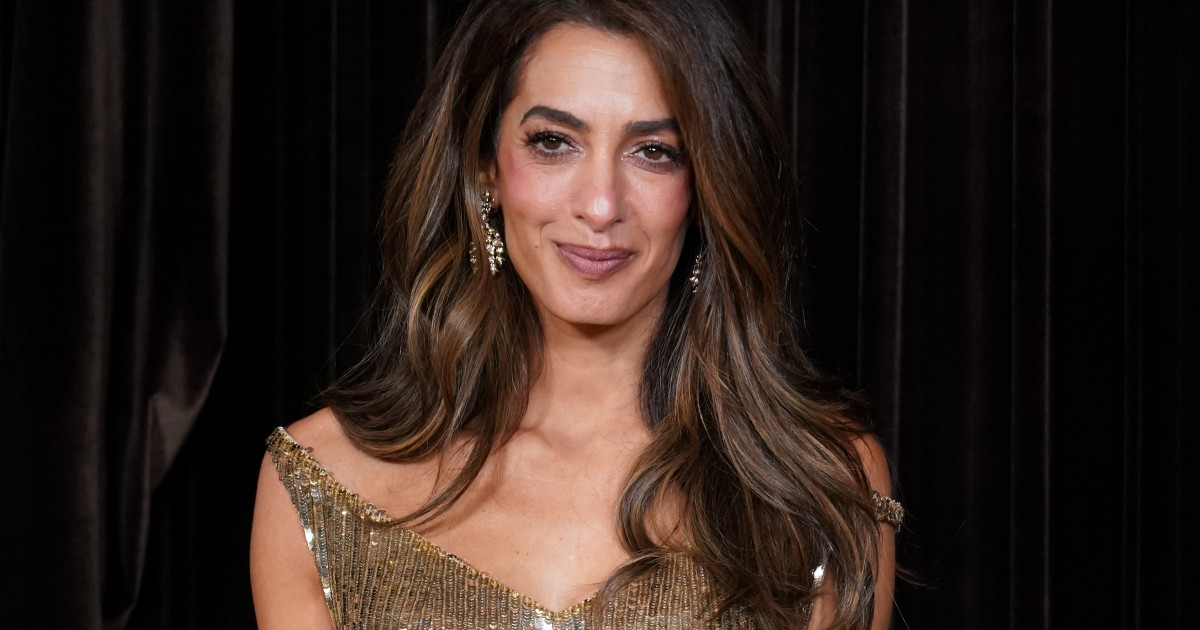 Amal Clooney volt az Albies-gála legszebbje: arany ruhájában fenséges...