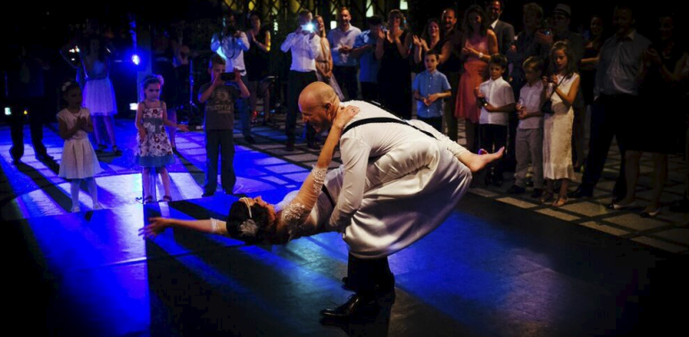 Ifjú pár party-t csinál