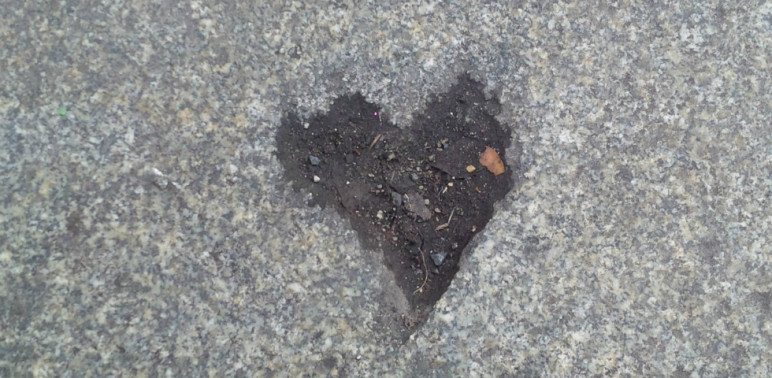 Még a járdát is szív alakban kezdte meg az idő