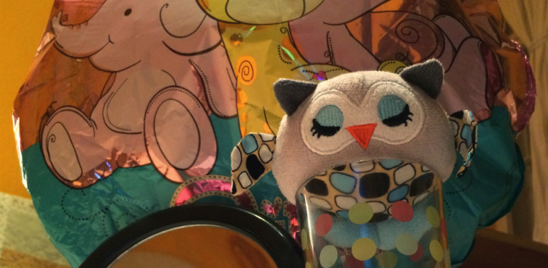 Bagoly Berta, pöttyös pohár és lufi - ezektől Lölő mindig jókedvre derül Bagoly Berta, pöttyös pohár és lufi - ezektől Lölő mindig jókedvre derül