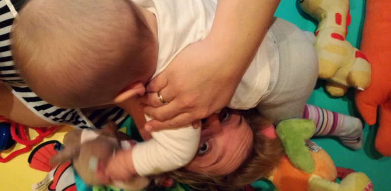 Gondoskodom arról, hogy anya egy percig se unatkozzon velem Gondoskodom arról, hogy anya egy percig se unatkozzon velem